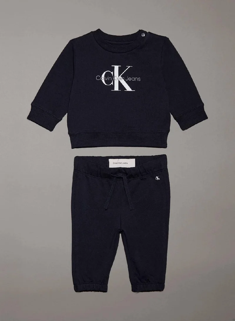 كالفن كلاين جينز بدلة رياضية للأطفال حديثي الولادة مزينة بشعار كلفن كلاين