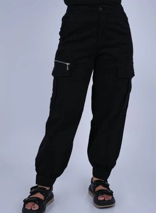 Women’s Ankle Length Zip Pocket Cargo Pants in Black
