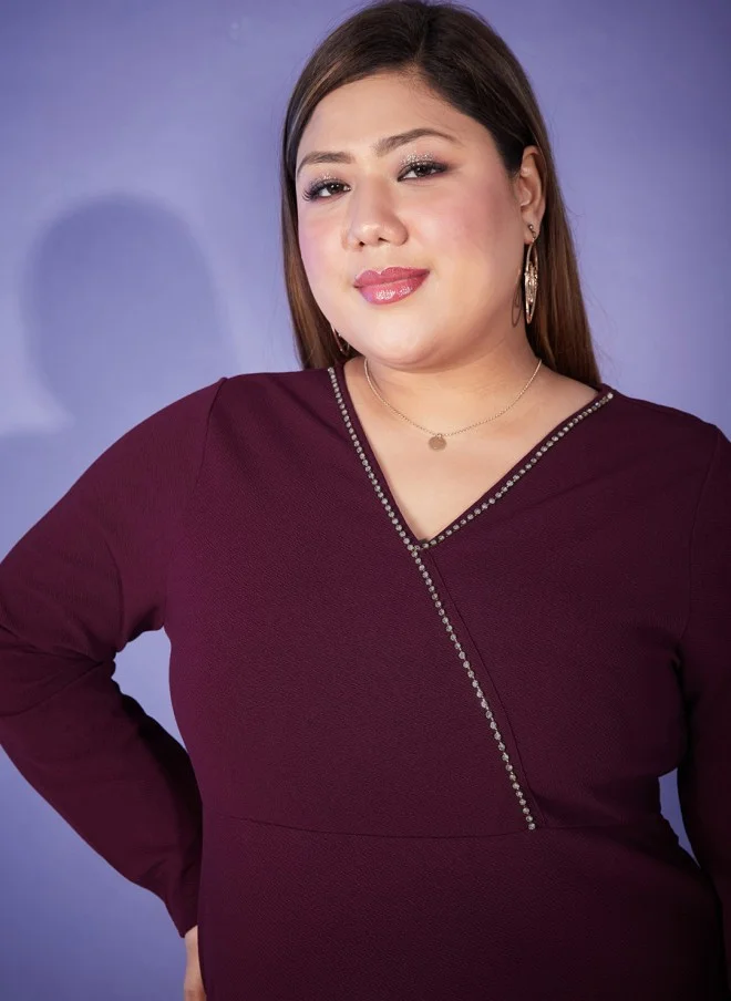 ساسافراس فستان نسائي ضيق بياقة على شكل حرف  مزين باللون العنابي