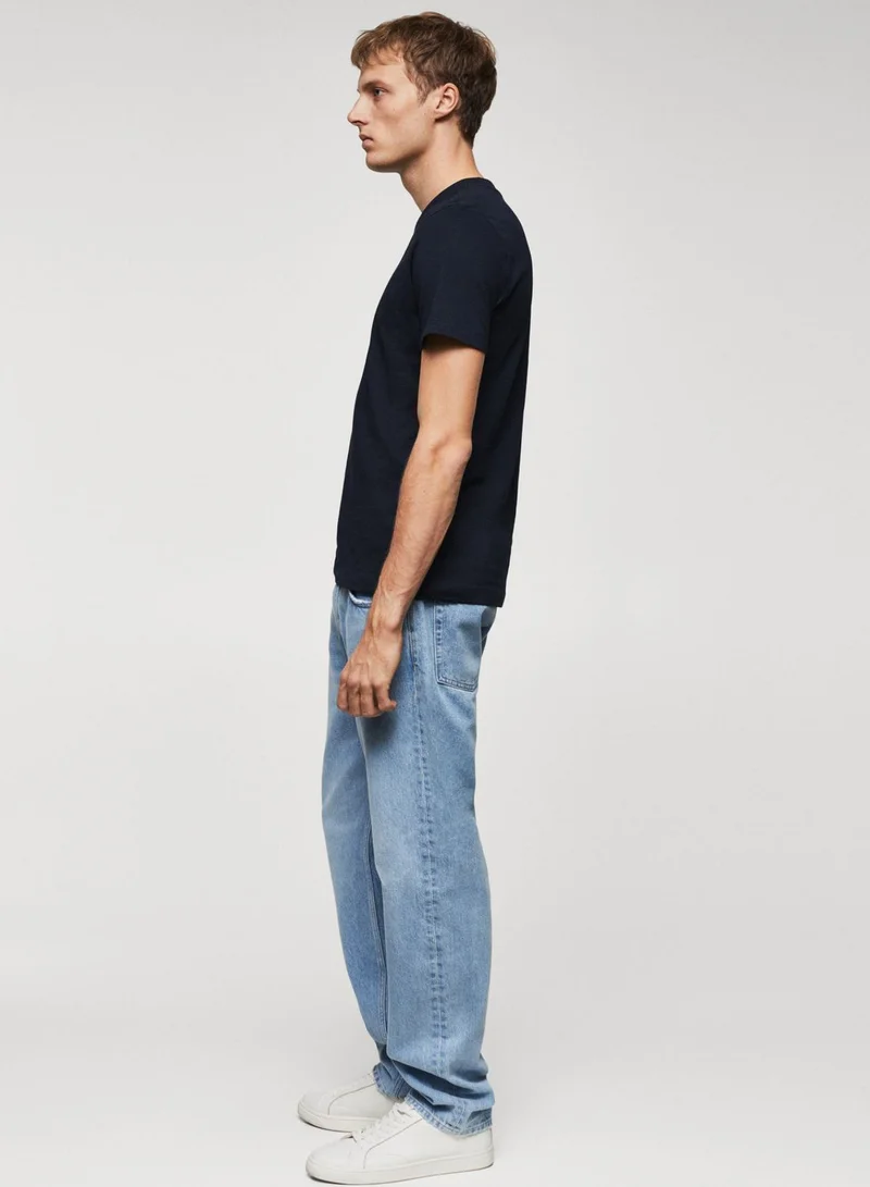 مانجو مان Essential V-Neck T-Shirt