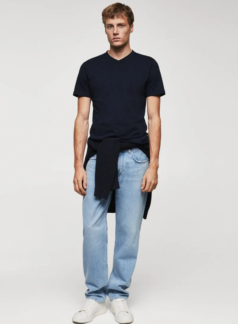 مانجو مان Essential V-Neck T-Shirt
