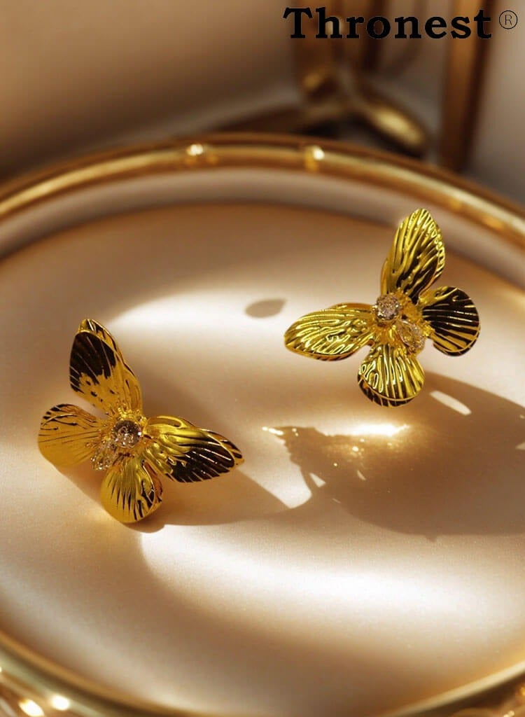 عرش أقراط ذهبية فاخرة للنساء ， أقراط فراشة ذهبية عيار 18 قيراط، مجوهرات خفيفة الوزن لا تسبب الحساسية للارتداء اليومي والحفلات والزفاف، هدية للمرأة - Image 3