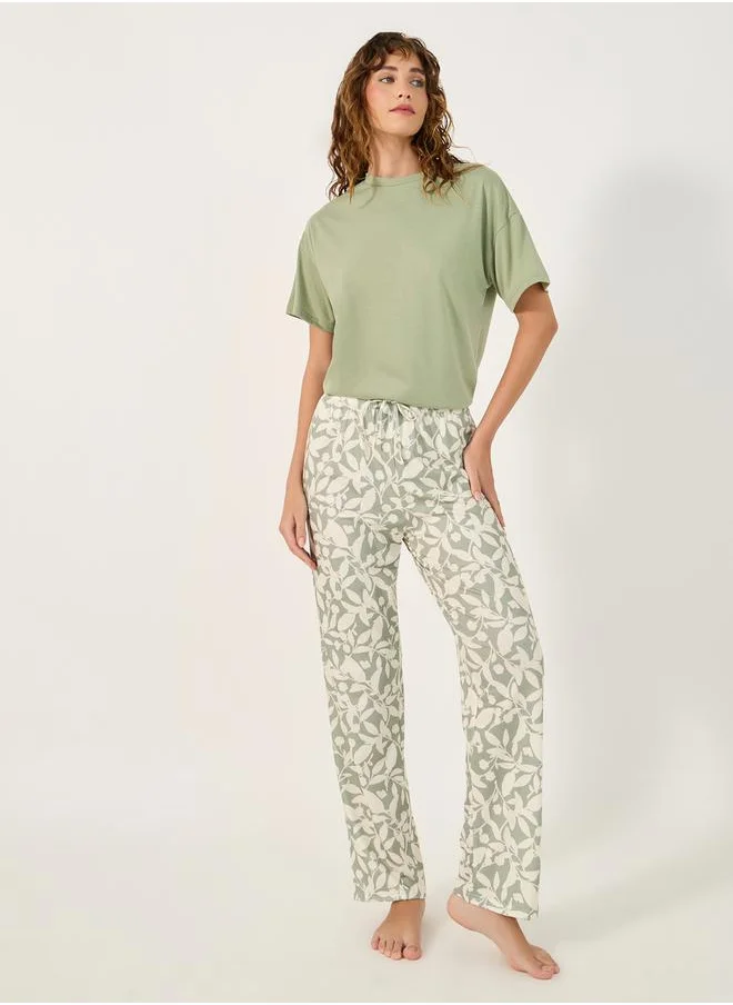 ستايلي Solid Dropped Shoulder T-Shirt and Leaf Printed Pyjama Pants Set