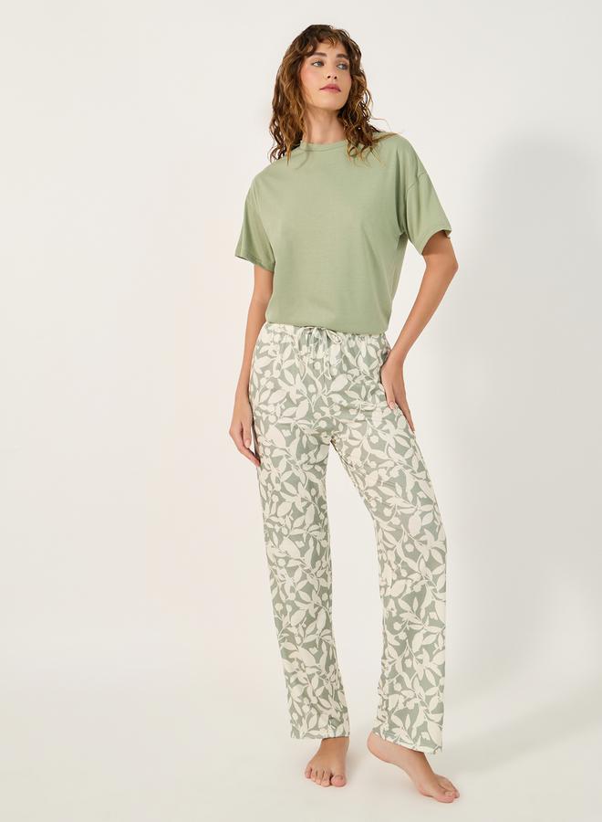 Styli Styli Solid Dropped Shoulder T-Shirt and Leaf Printed Pyjama Pants Set  - Image 2