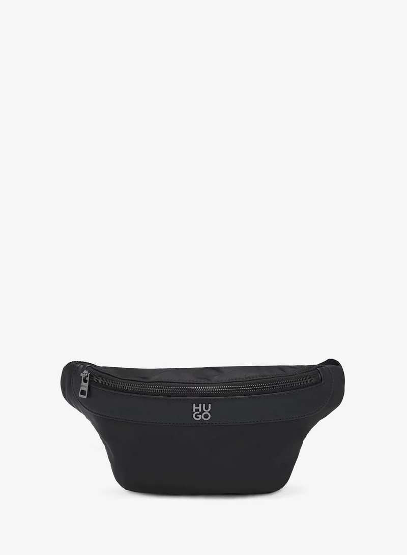 هوجو حقيبة خصر بحزام تويل مزينة بشعار مكدس