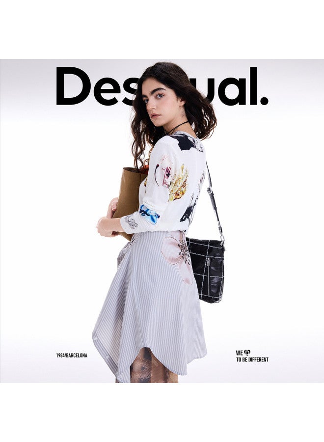 DESIGUAL سويت شيرت محبوك للنساء بطبعة صحف زهرية، ياقة دائرية وأكمام طويلة، مجموعة خريف/شتاء 2025 - Image 4