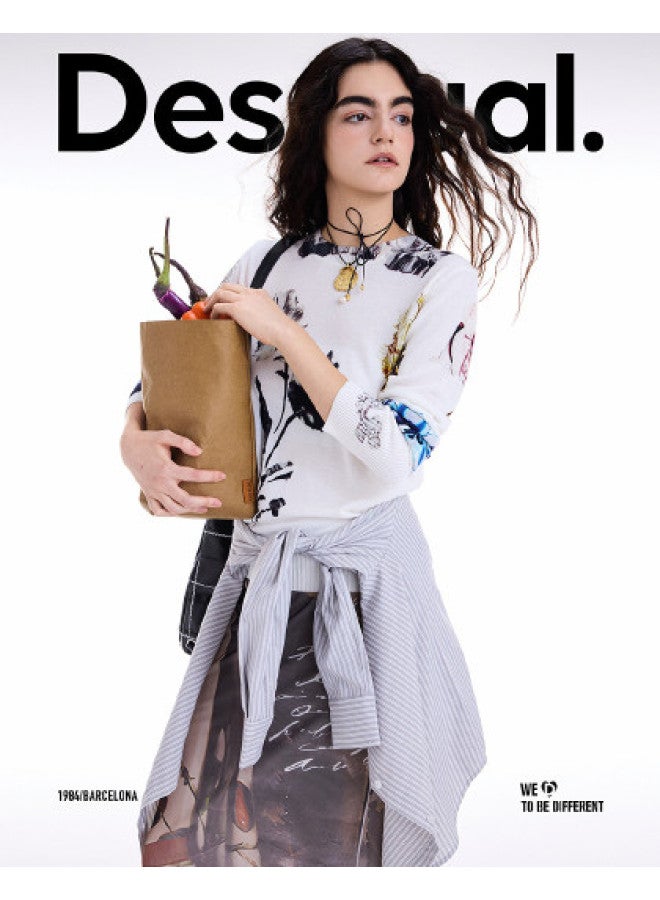 DESIGUAL سويت شيرت محبوك للنساء بطبعة صحف زهرية، ياقة دائرية وأكمام طويلة، مجموعة خريف/شتاء 2025 - Image 1