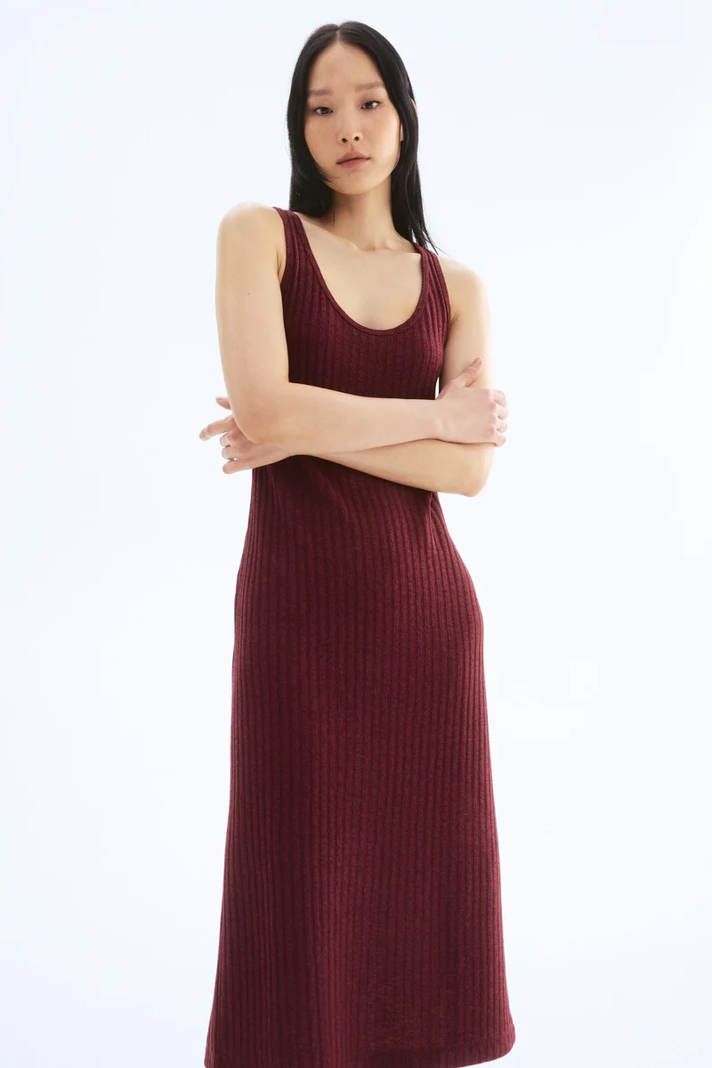 اتش اند ام فستان محبوك من نسيج مرن