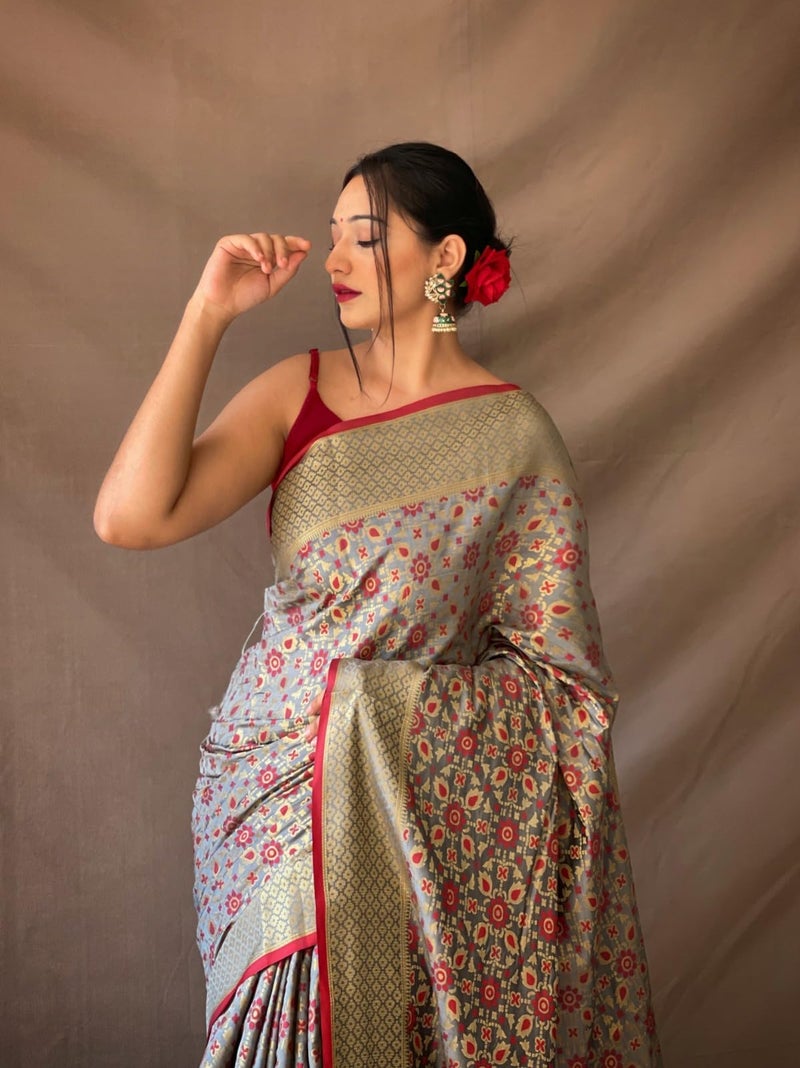 SGF11 Women's Kanjivaram Patola Silk Handloom Weaving Saree Pure Golden Zari With Blouse Piece (Grey) - Image 3