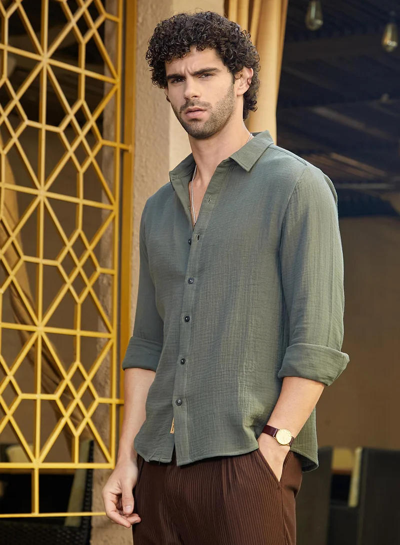 Campus Sutra Campus Sutra Men's Ash Grey Breezy-Weave Shirt For Casual Wear | Spread Collar | Long Cuffed Sleeves | Button Closure | Shirt Crafted With Comfort Fit For Everyday Wear