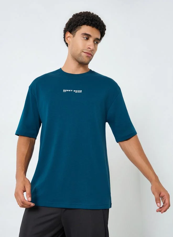 ستايلي اكتيف تيشيرت بقصة واسعة وطبعة أمامية صغيرة للرجال