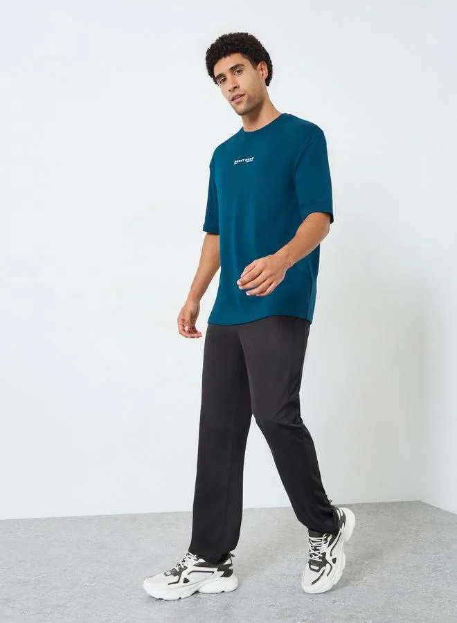 ستايلي اكتيف تيشيرت بقصة واسعة وطبعة أمامية صغيرة للرجال