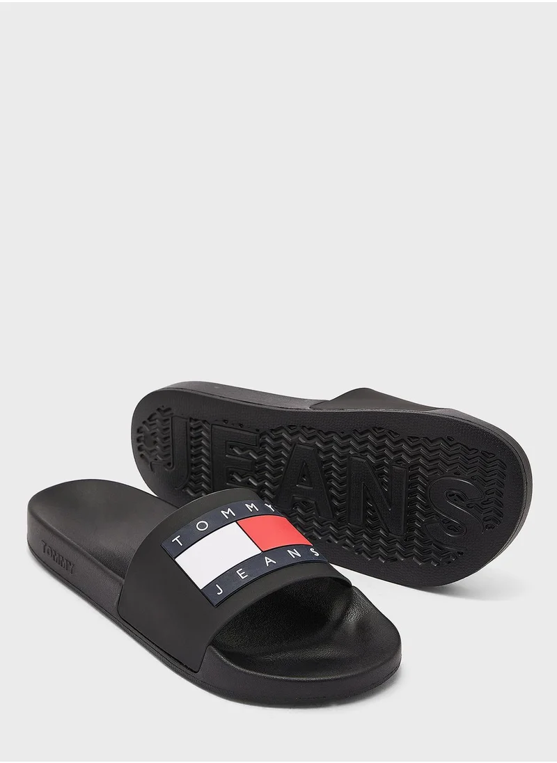 TOMMY JEANS ESSENTIAL BEACH SLIDES WITH EMBOSSED LOGO