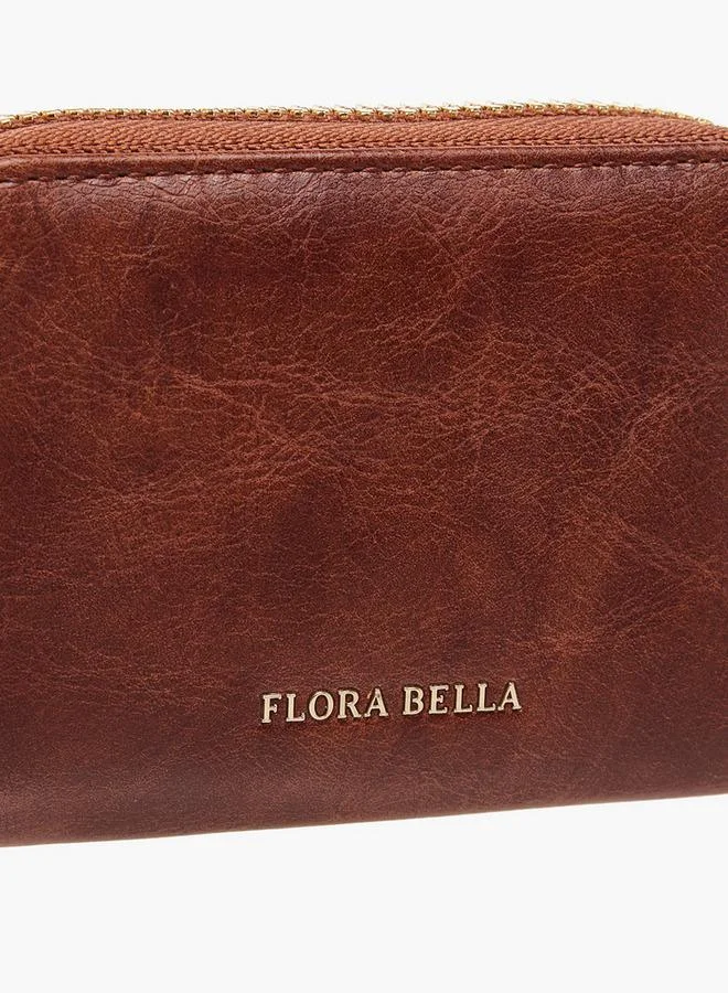 فلورا بيلا من شو إكسبرس محفظة بسحاب حولها