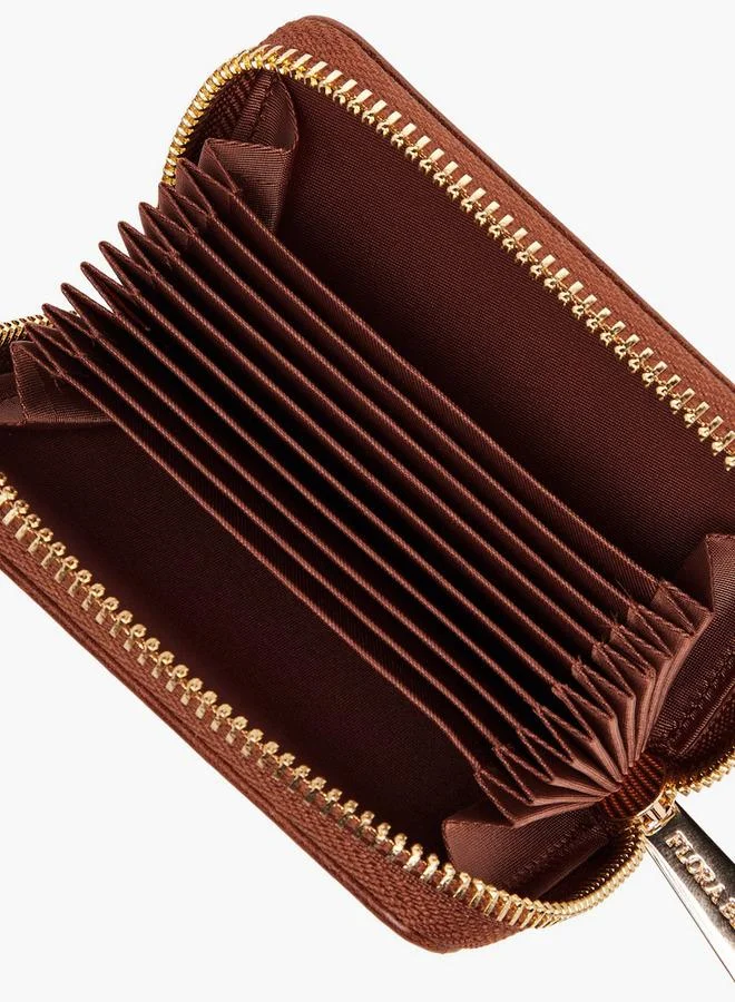 فلورا بيلا من شو إكسبرس محفظة بسحاب حولها