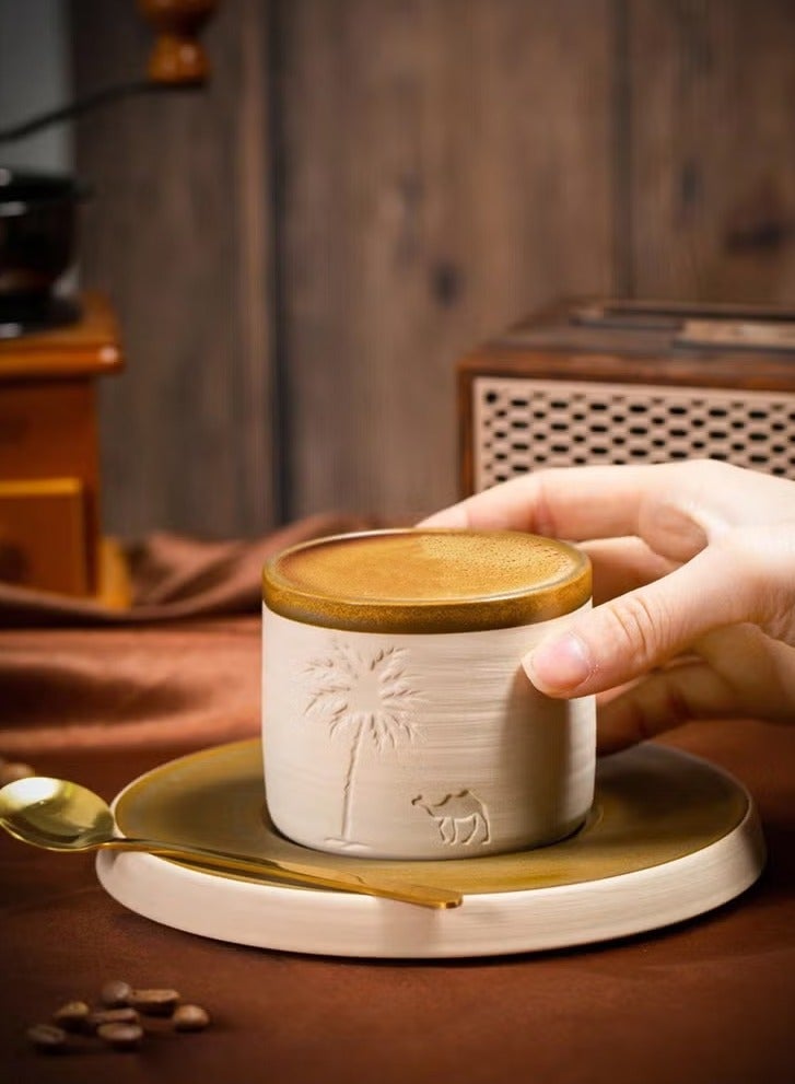 ح واحة كوب قهوة سيراميك بنقشة شجرة نخيل صحراوية وجمل، سعة 310 مل، قابل لإعادة الاستخدام، يُغسل يدويًا فقط، مثالي للتجمعات العائلية والمناسبات الخاصة، هدية بطابع صحراوي، كوب قهوة صحراوي، ديكور بطابع صحراوي، كوب سيراميك، كوب قهوة للعودة إلى المدرسة - Image 3