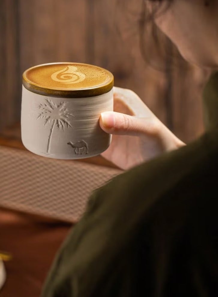 ح واحة كوب قهوة سيراميك بنقشة شجرة نخيل صحراوية وجمل، سعة 310 مل، قابل لإعادة الاستخدام، يُغسل يدويًا فقط، مثالي للتجمعات العائلية والمناسبات الخاصة، هدية بطابع صحراوي، كوب قهوة صحراوي، ديكور بطابع صحراوي، كوب سيراميك، كوب قهوة للعودة إلى المدرسة - Image 4