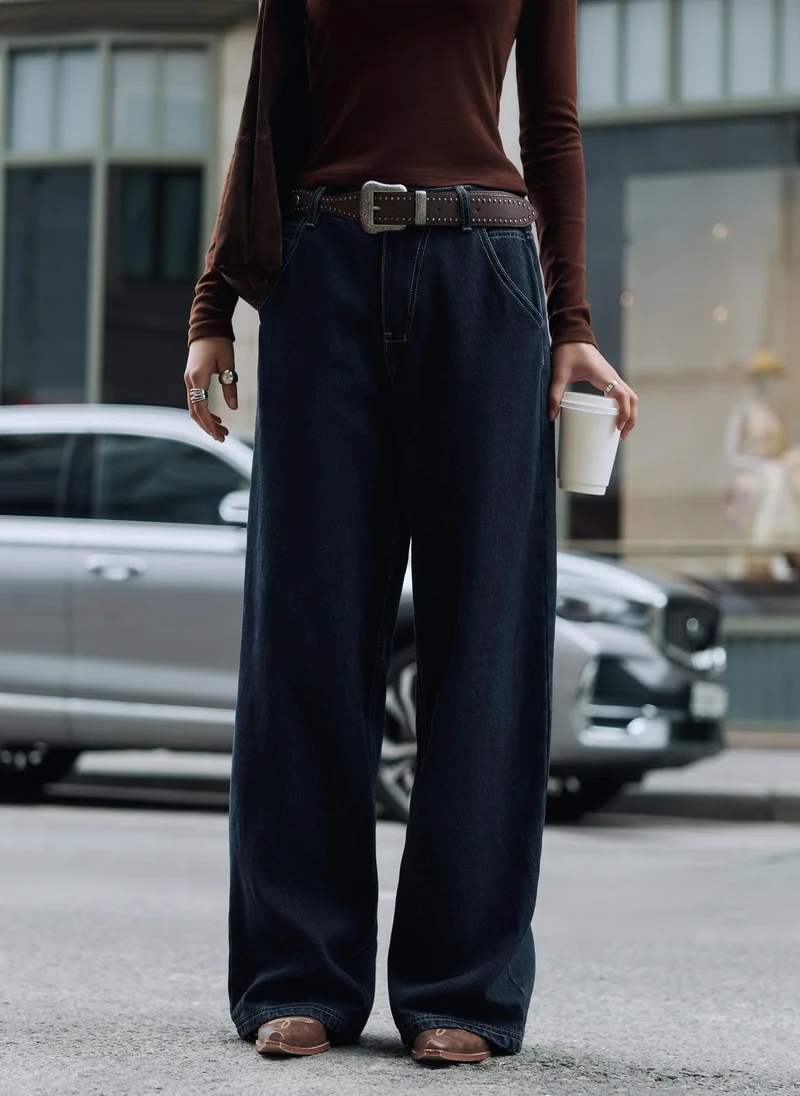 Loose jeans with contrast stitching
