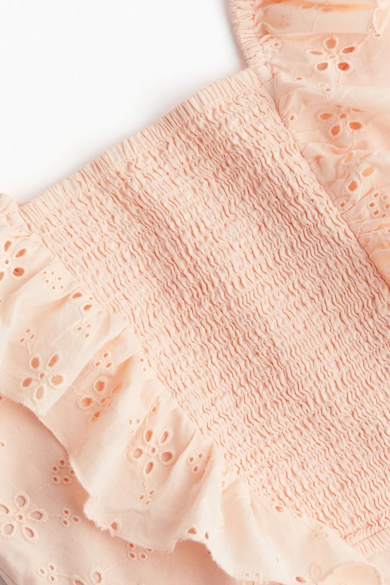 اتش اند ام بلوزة قصيرة مزيّنة بتطريزات انجليزية