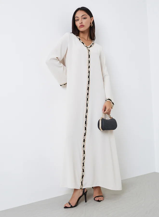 أميرة جلابية بحافة واسعة وتفاصيل دانتيل