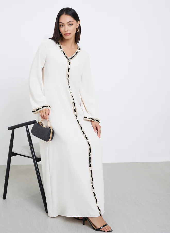 أميرة جلابية بحافة واسعة وتفاصيل دانتيل