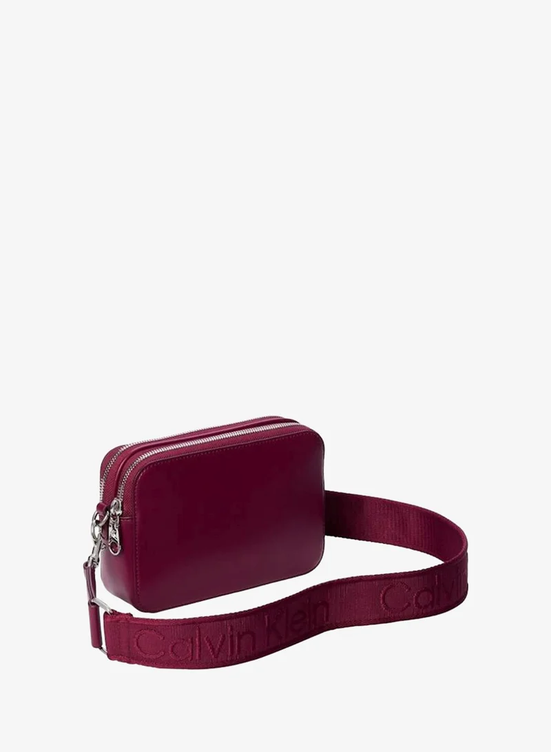كالفن كلاين حقيبة كاميرا بحزام مزدوج من النسيج