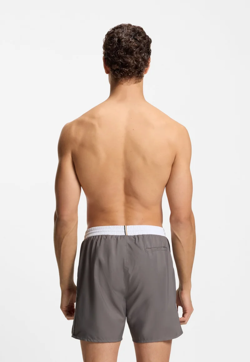 بوس شورت سباحة بشعار متباين