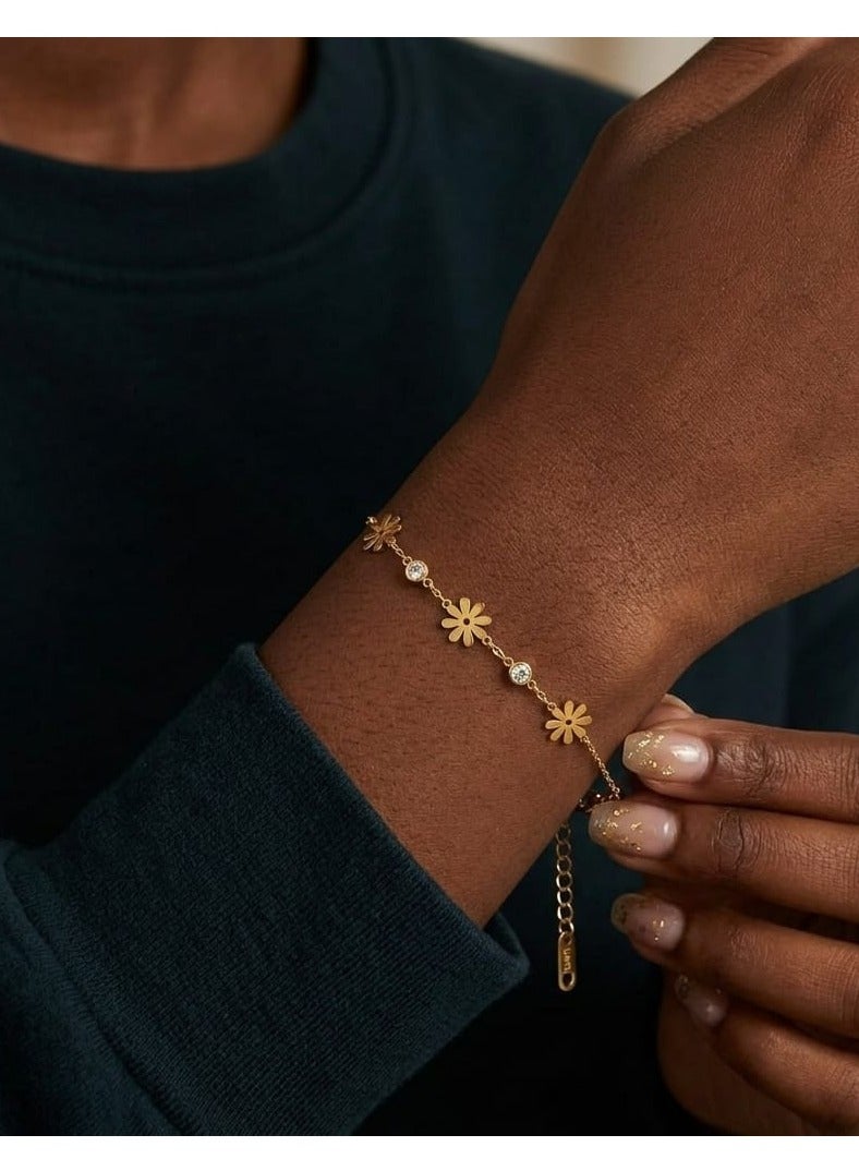 Luxuria A gold-plated stainless steel bracelet featuring a delicate design that combines daisies and crystal pieces. - Image 1