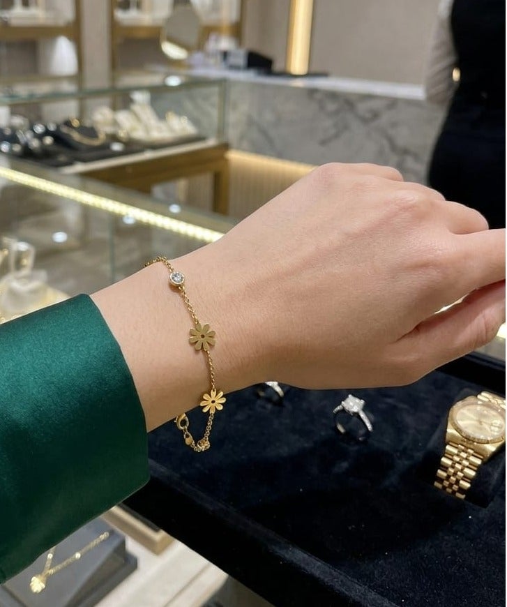 Luxuria A gold-plated stainless steel bracelet featuring a delicate design that combines daisies and crystal pieces. - Image 2