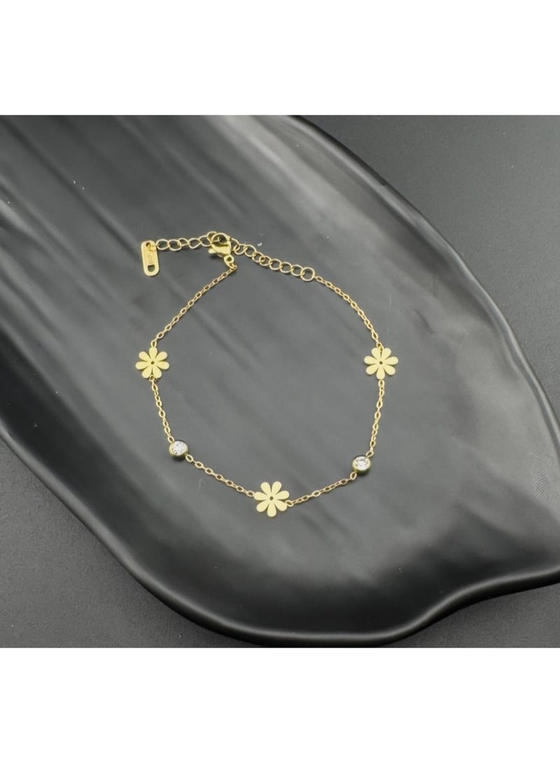Luxuria A gold-plated stainless steel bracelet featuring a delicate design that combines daisies and crystal pieces. - Image 3