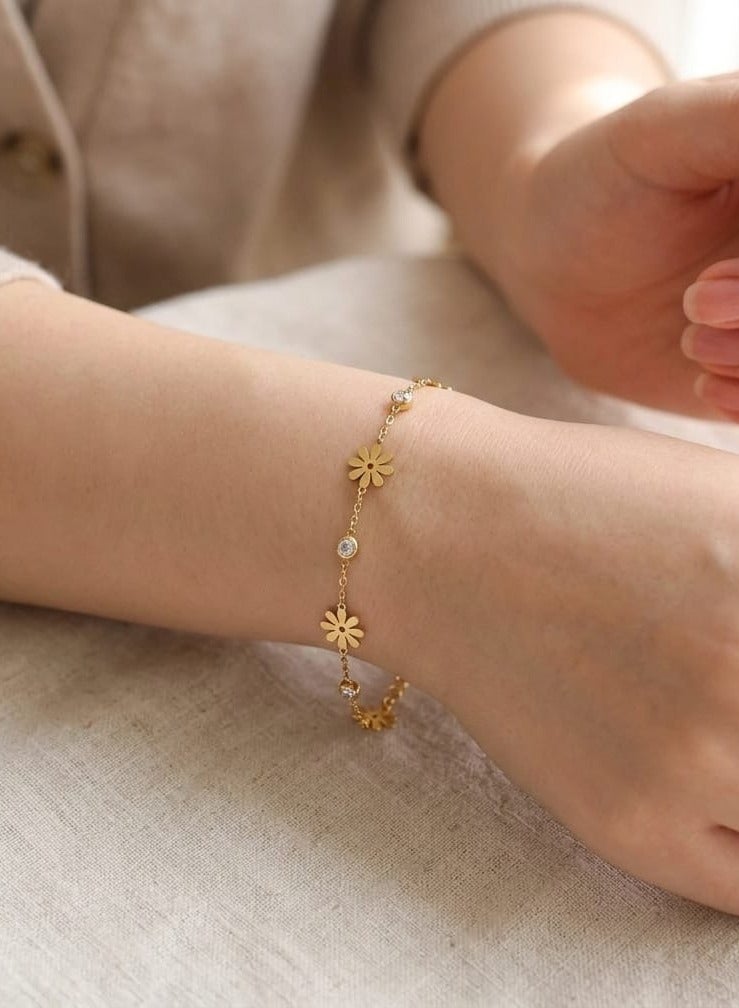 Luxuria A gold-plated stainless steel bracelet featuring a delicate design that combines daisies and crystal pieces. - Image 4