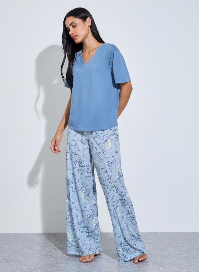 Styli Blue Solid V-Neck T-Shirt and Graphic Print Wide Leg Pants Pyjama Set - Image 3