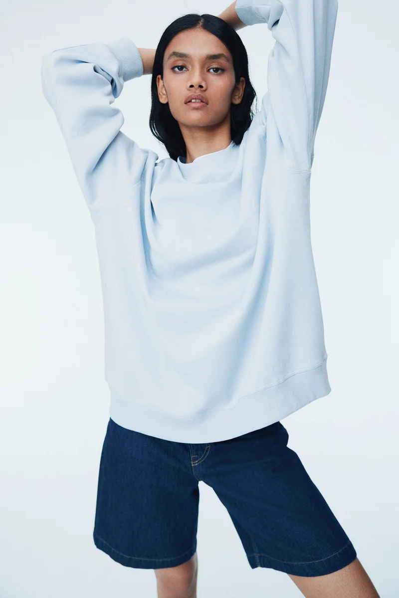 اتش اند ام بلوزة رياضية بقصّة فضفاضة