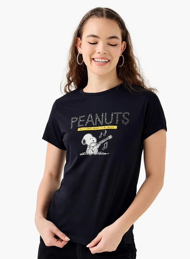 اس بي كاركترز تيشيرت بطبعة سنوبي وياقة دائرية وأكمام قصيرة