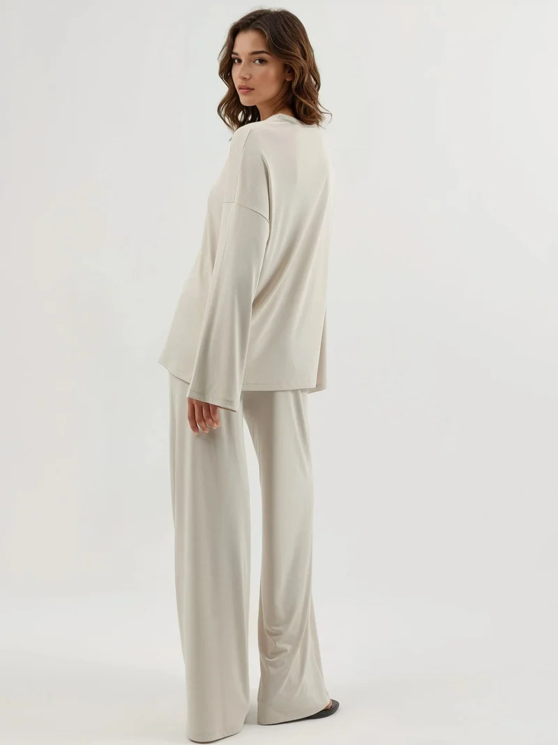 بوسيم بلوزة بياقة دائرية وأكمام طويلة من بوزم