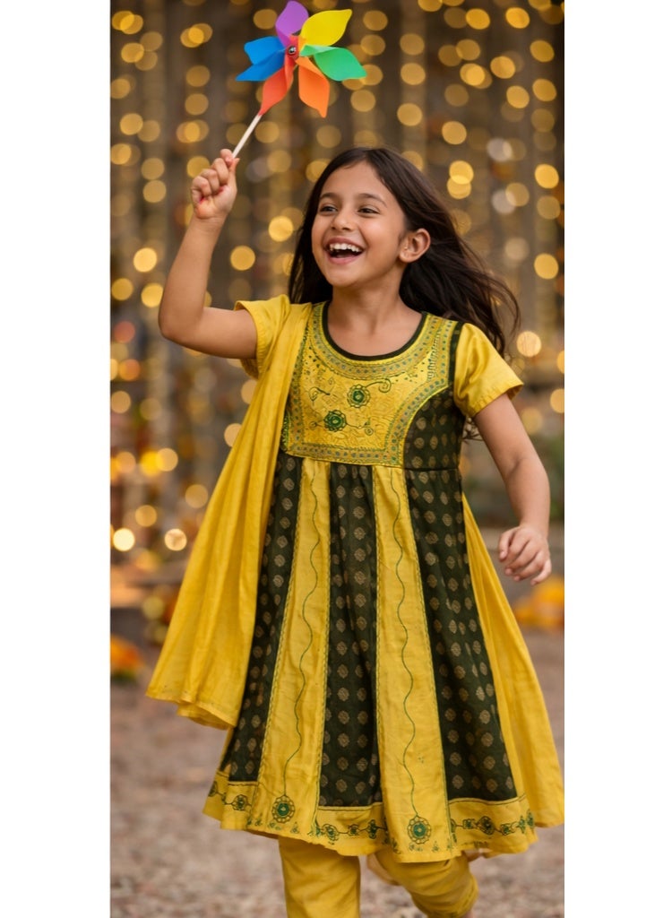 جوليتي إل إل سي طقم ملابس تراثية للبنات مع شال قطني – 3 قطع (فستان + بنطال + شال) | أخضر غامق وخردلي | مقاس (عمر 9–10 سنوات)** - Image 2