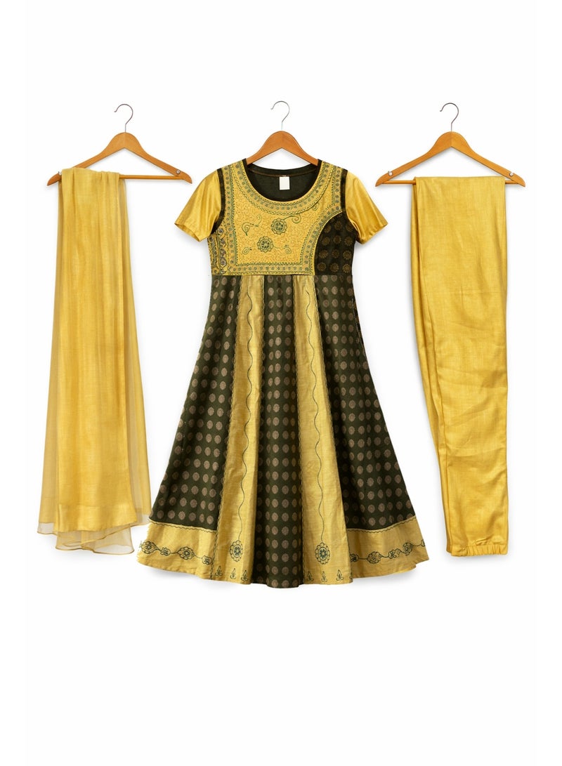 جوليتي إل إل سي طقم ملابس تراثية للبنات مع شال قطني – 3 قطع (فستان + بنطال + شال) | أخضر غامق وخردلي | مقاس (عمر 9–10 سنوات)** - Image 5