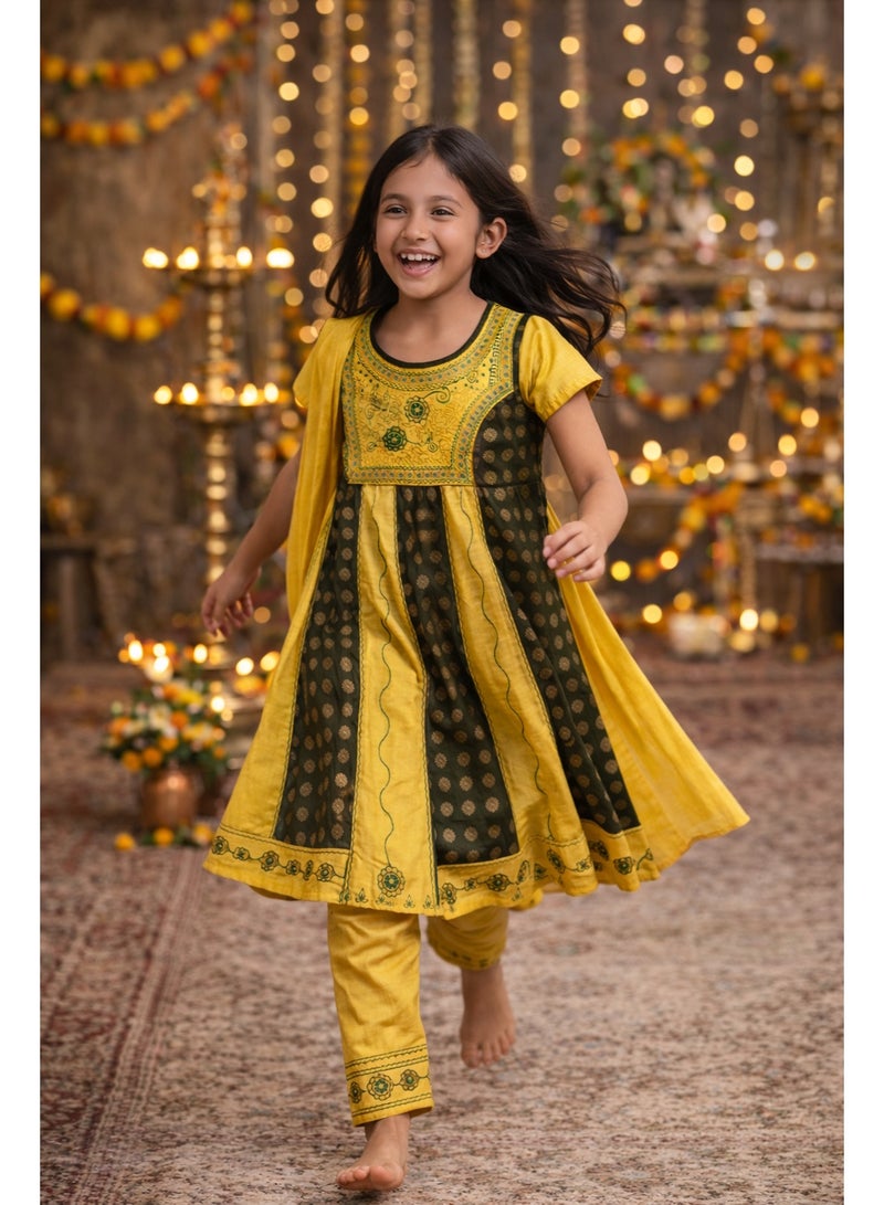 جوليتي إل إل سي طقم ملابس تراثية للبنات مع شال قطني – 3 قطع (فستان + بنطال + شال) | أخضر غامق وخردلي | مقاس (عمر 9–10 سنوات)** - Image 4