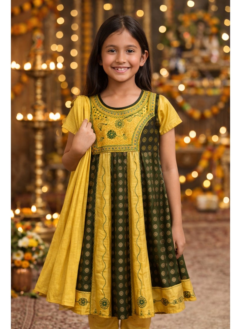 جوليتي إل إل سي طقم ملابس تراثية للبنات مع شال قطني – 3 قطع (فستان + بنطال + شال) | أخضر غامق وخردلي | مقاس (عمر 9–10 سنوات)** - Image 3