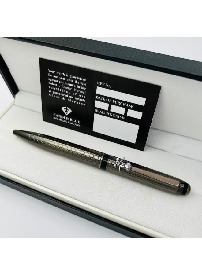 فاندر بلو قلم مصنوع من المعدن ويتميز بتصميم كلاسيكي وأنيق. من فندر بلو