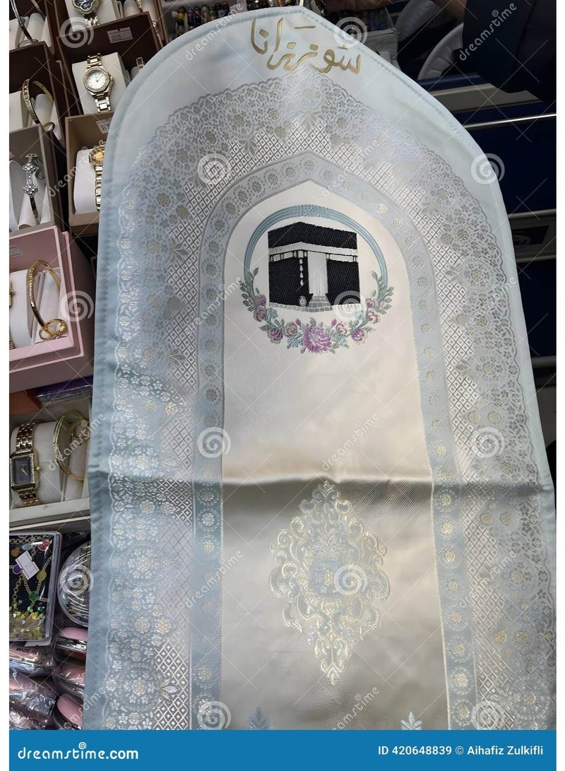 سجادة صلاة قطيفة زرقاء فاتحة بتصميم الكعبة المطرز