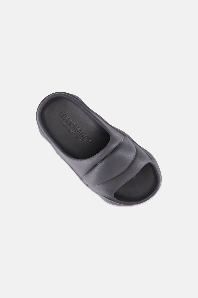 The Giving Movement صنادل زلاجات للأطفال الأولاد بشعار العلامة التجارية، رمادي داكن - Image 3