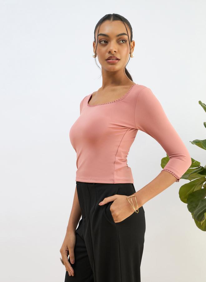 ساسافراس بلوزة قصيرة من الساسافراس باللون الوردي مع تفاصيل دانتيل محبوكة - Image 3