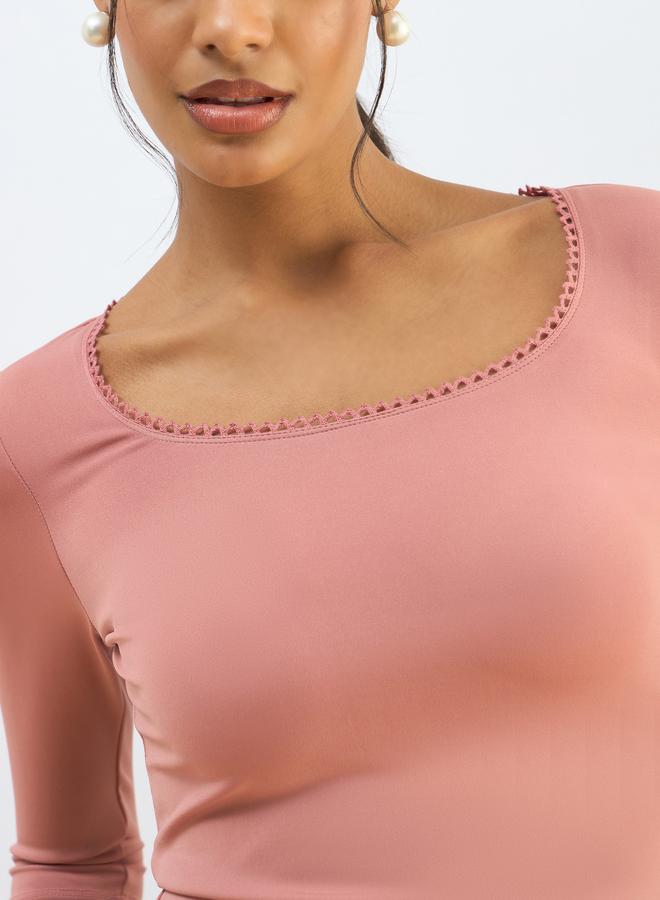 ساسافراس بلوزة قصيرة من الساسافراس باللون الوردي مع تفاصيل دانتيل محبوكة - Image 4