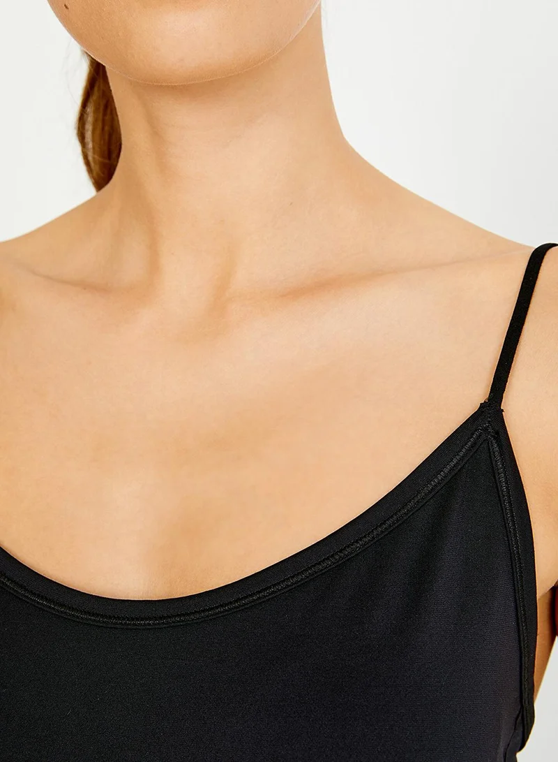 بنتي بلوزة سوداء بياقة مربعة ذكية