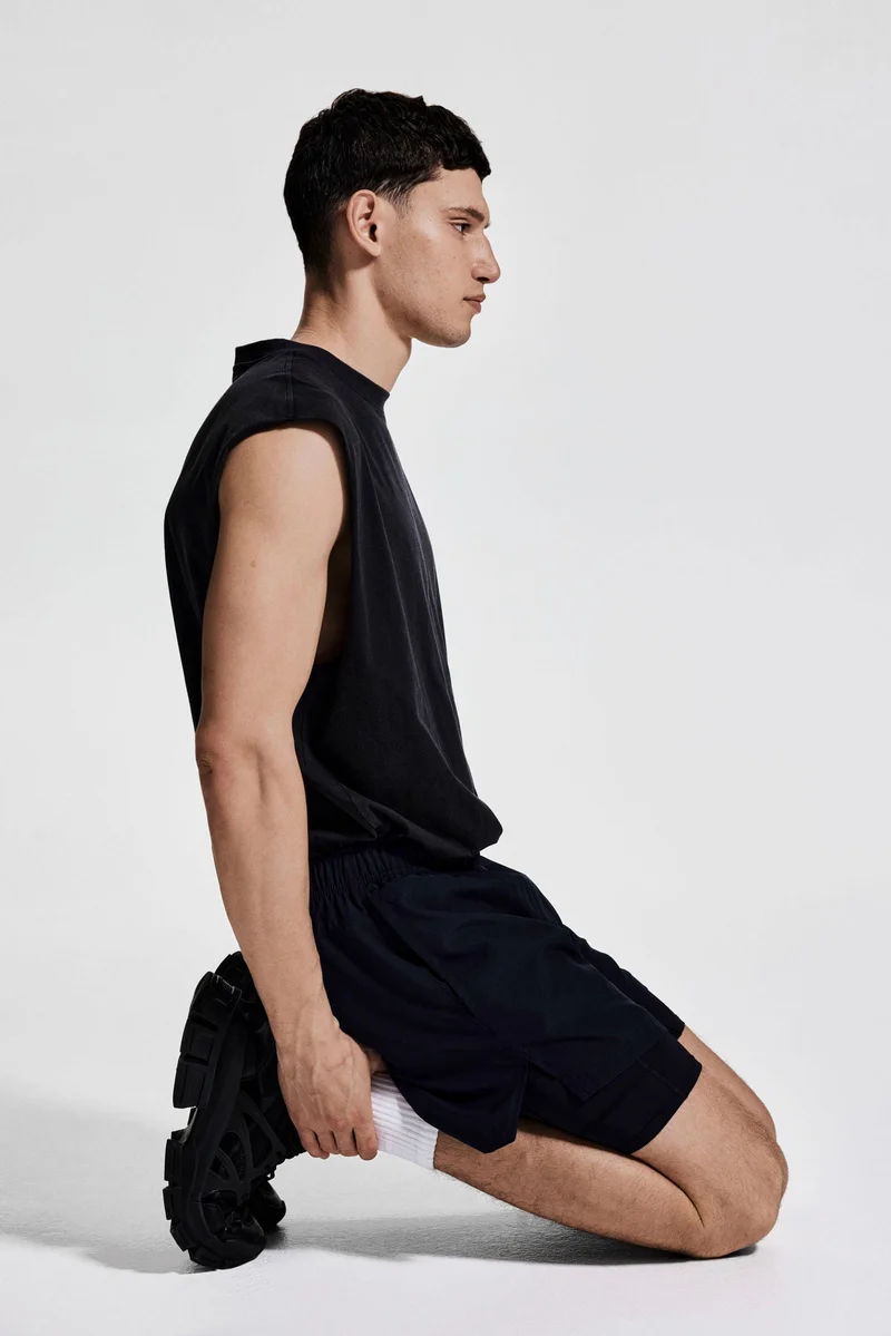 اتش اند ام شورت رياضي بطبقات مزدوجة من نسيج دراي موف