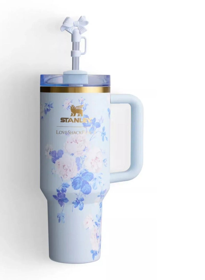 كوب Love Shack Fancy H2.0 Flow State بسعة 40 أونصة بتصميم Blue Rose، مصنوع من الفولاذ المقاوم للصدأ معزول بالتفريغ الهوائي، مزود بغطاء، شفاط، وسدادة، مثالي للماء والشاي المثلج، يحافظ على المشروبات باردة، ومقدم في تغليف أنيق جاهز للهدايا - Image 5