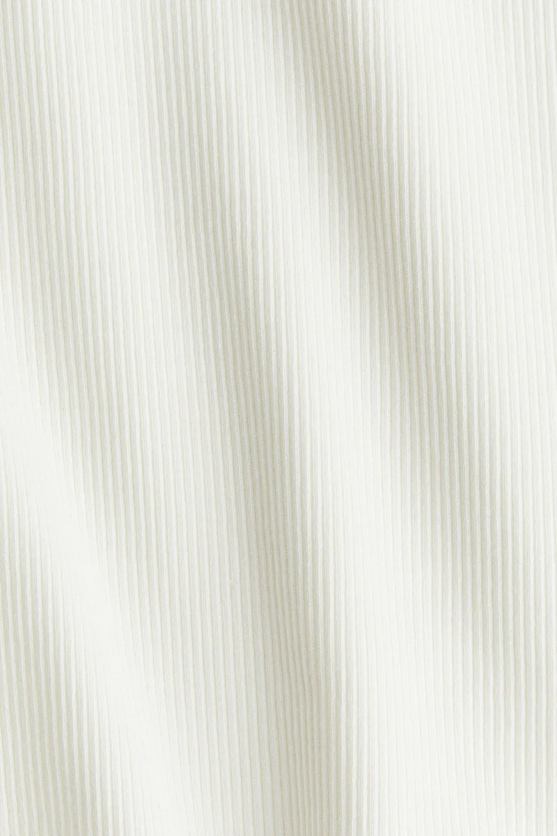 اتش اند ام بلوزة من الجيرسيه المرن