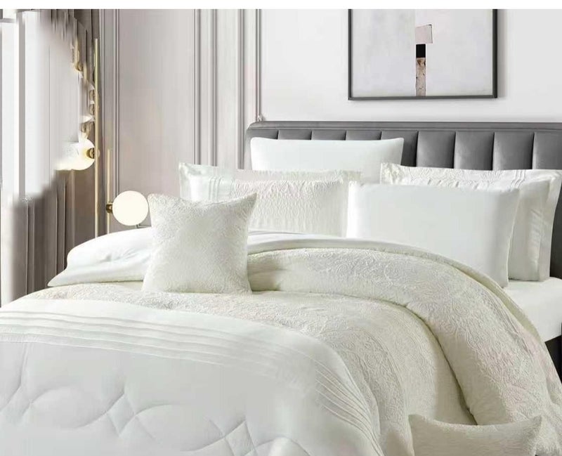8-piece royal double bed set made of microfiber, featuring a beautiful jacquard pattern on the outside and soft microfiber on the inside, providing comfort and luxury. - Image 2