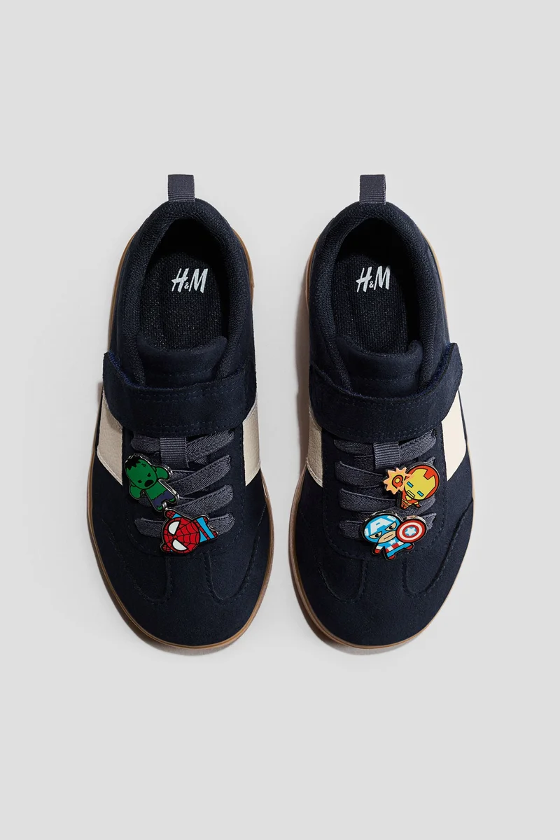 اتش اند ام حذاء رياضي مزين بزخارف